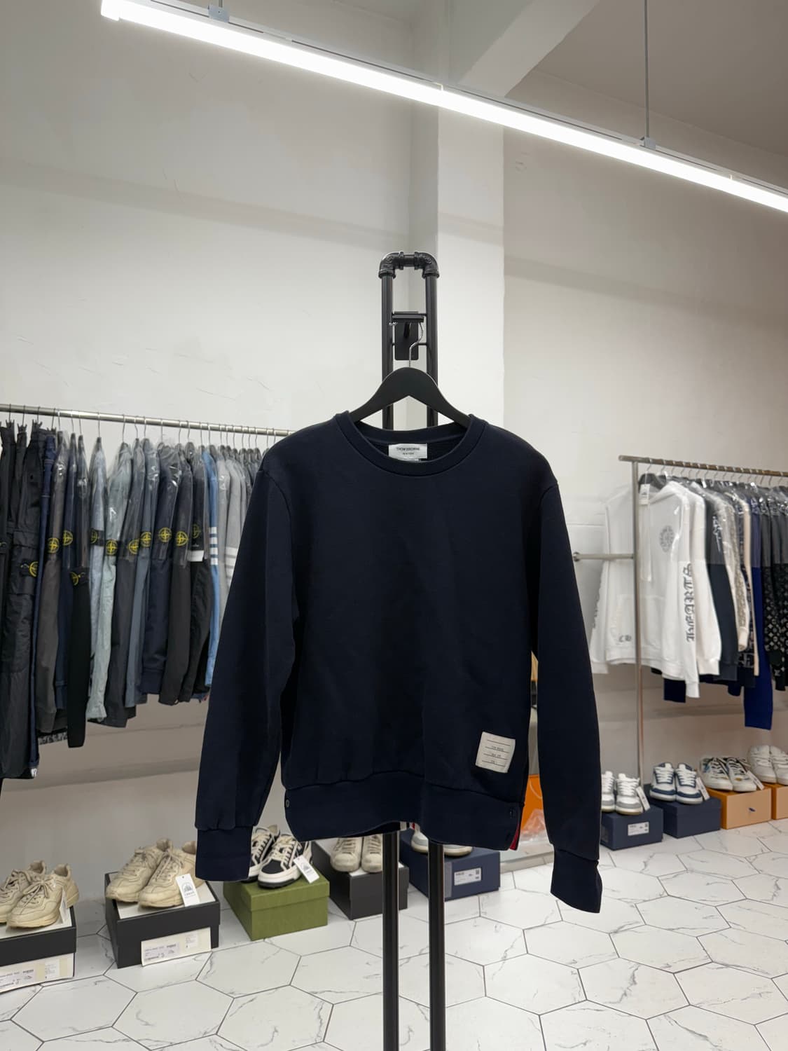 [2] 톰브라운 백삼선 맨투맨 상품이미지2