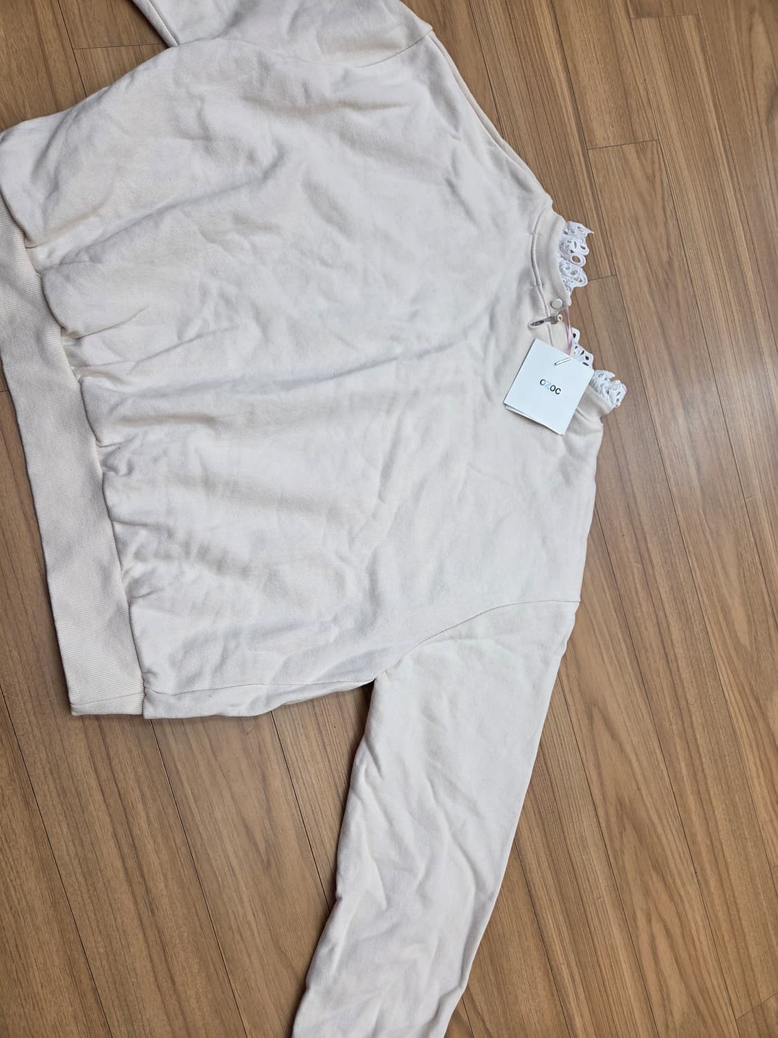 OZOC 아이보리 맨투맨 Free 사이즈입니다. 목 부분에 레이스 장식이 상품이미지4