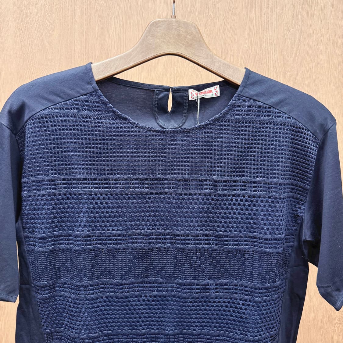 맥그리거 매쉬 믹스 반팔 블라우스 레이스 펀칭 디테일 네이비 상품이미지4