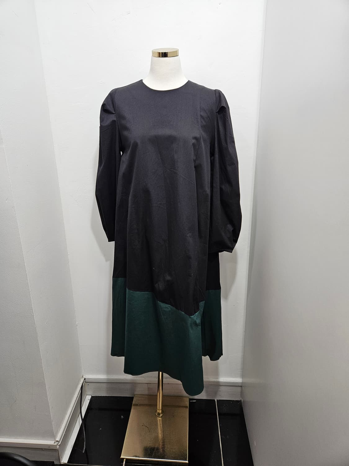 블랙/그린 배색 면 롱원피스 상품이미지1