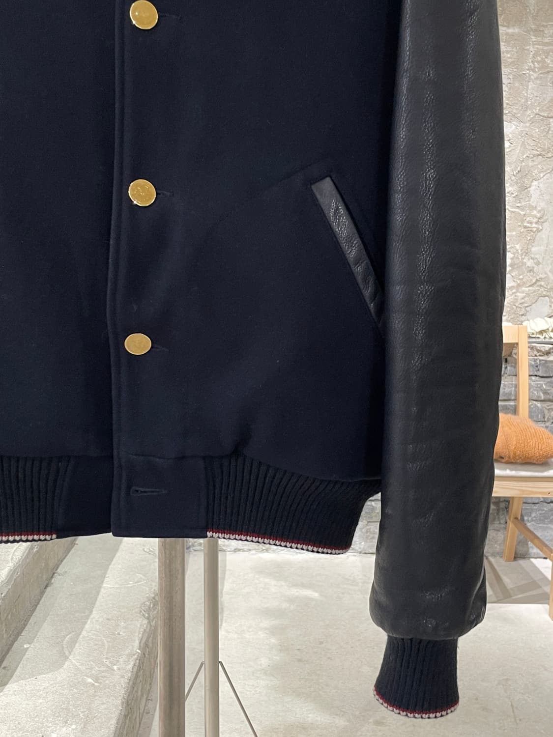 톰브라운 다크 네이비 금장 울 바시티 자켓 상품이미지5