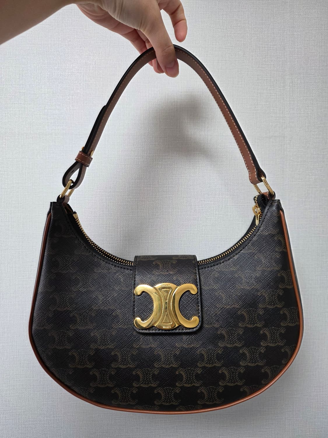 (셀린느) 미디엄 트리옹프 아바 백(트리옹프 캔버스 & 카프스킨) 상품이미지1