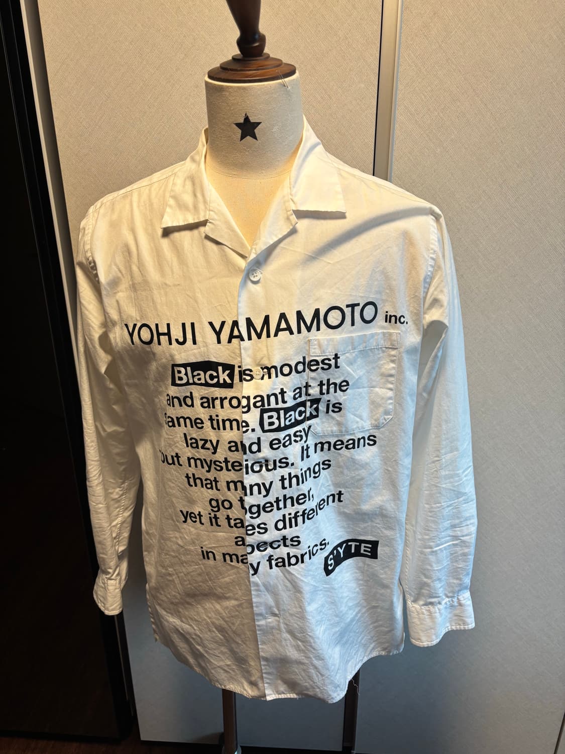 요지야마모토 타이포그래피 셔츠 상품이미지1