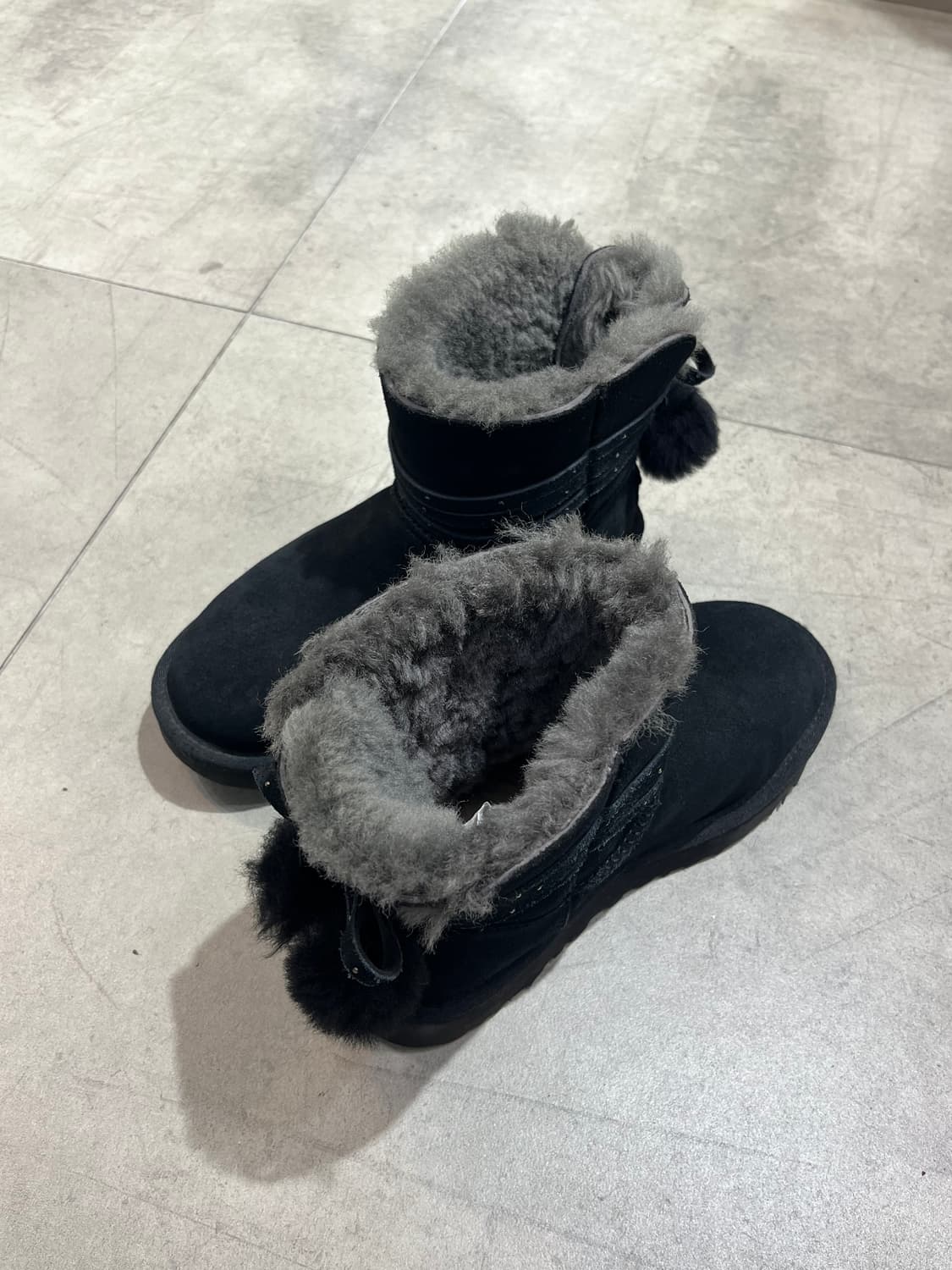 Ugg 리본 폼폼이 블랙 부츠 상품이미지3