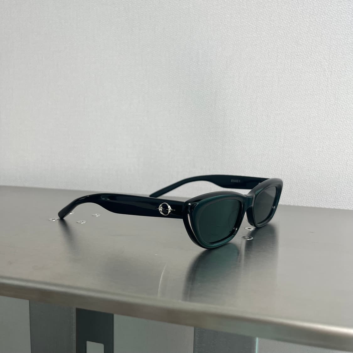 Gentle Monster 27 and 7 01 Black 젠틀몬스터 상품이미지3