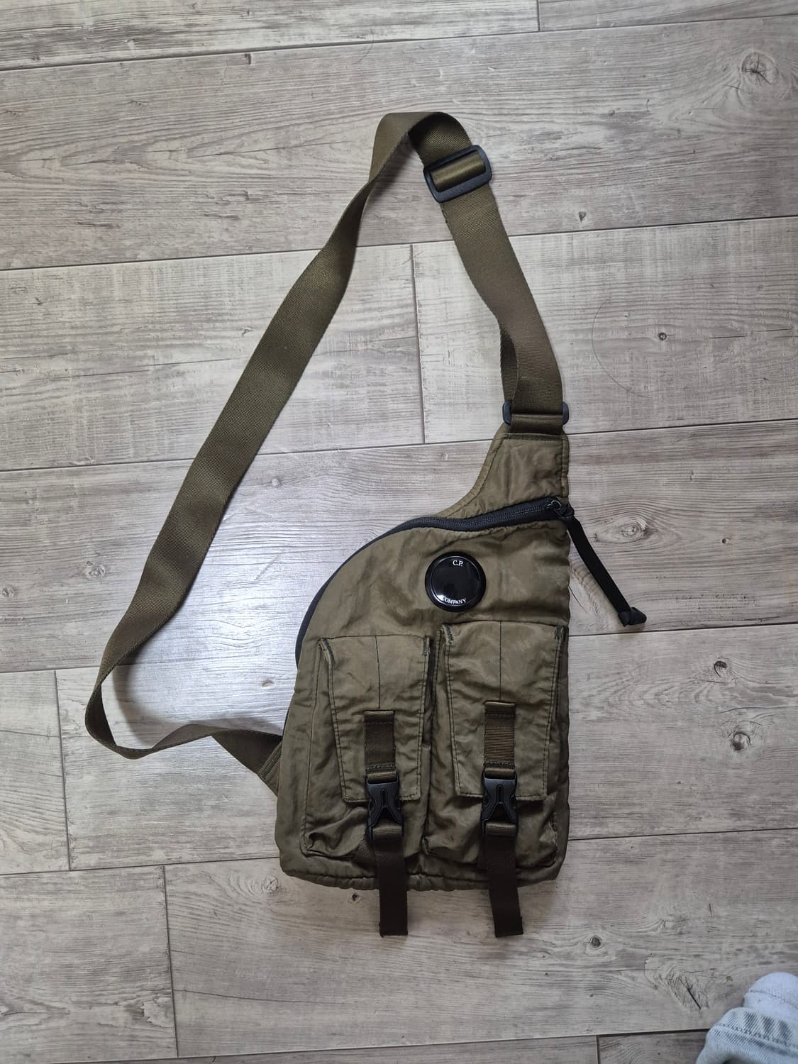[OS] Cp컴퍼니 슬링백 나일론메탈 카키 상품이미지1
