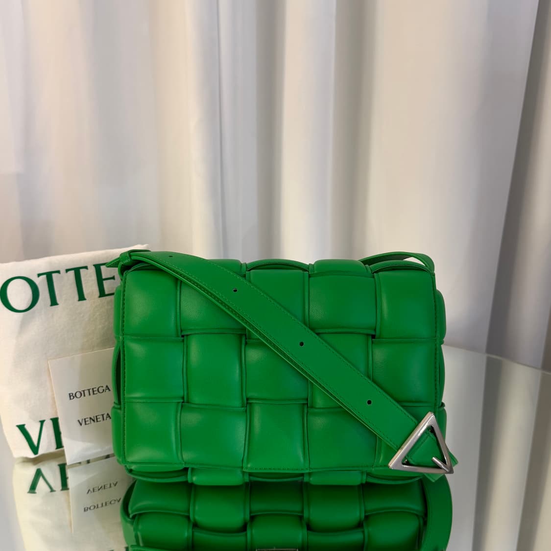 S / 보테가베네타 인트레치아토 패딩 카세트 크로스백 591970 상품이미지1