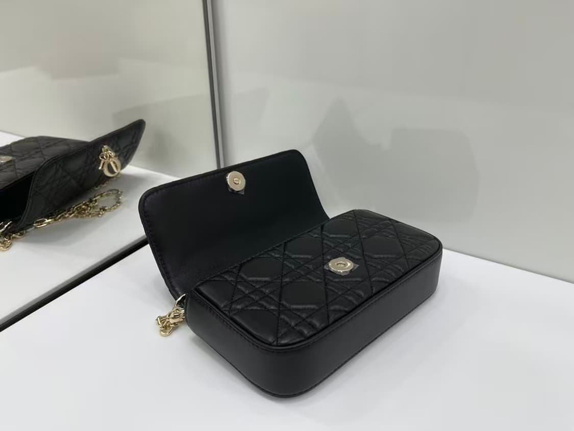 디올 크로스 백시그니처 넝쿨 체크로 클래식한 레터링 참장식
 상품이미지6