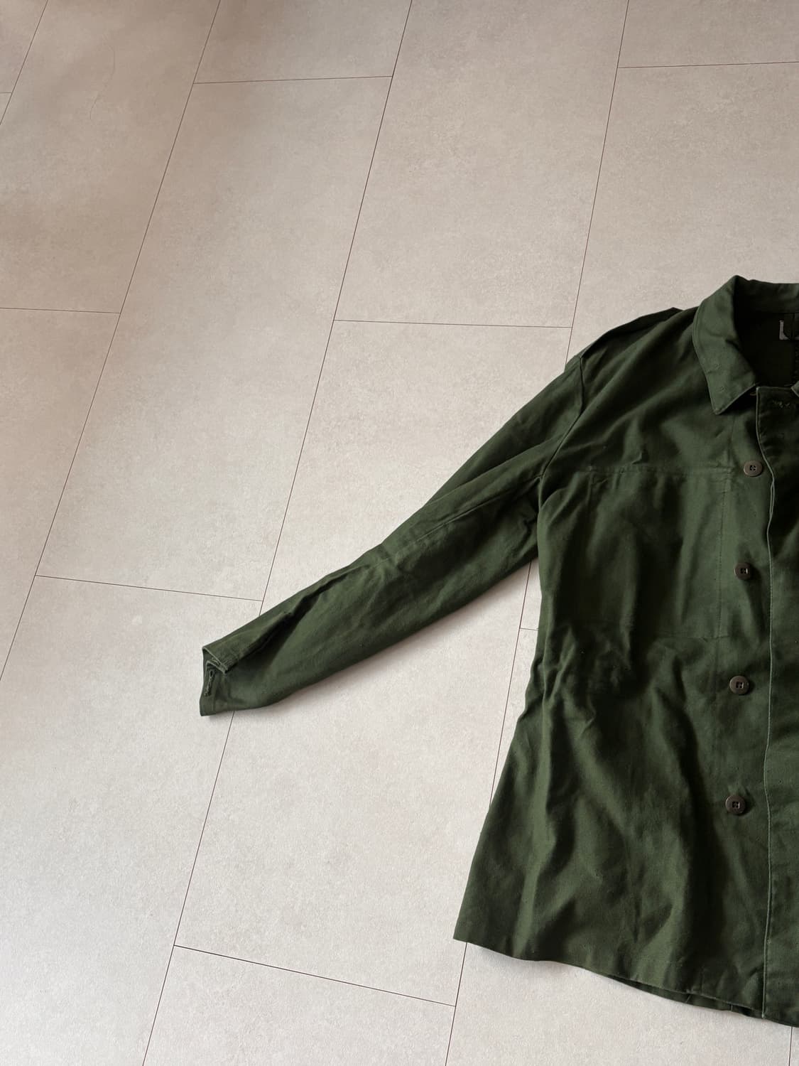 겉은 미니멀, 속은 밀리터리. 스웨덴 빈티지 자켓 L 상품이미지3