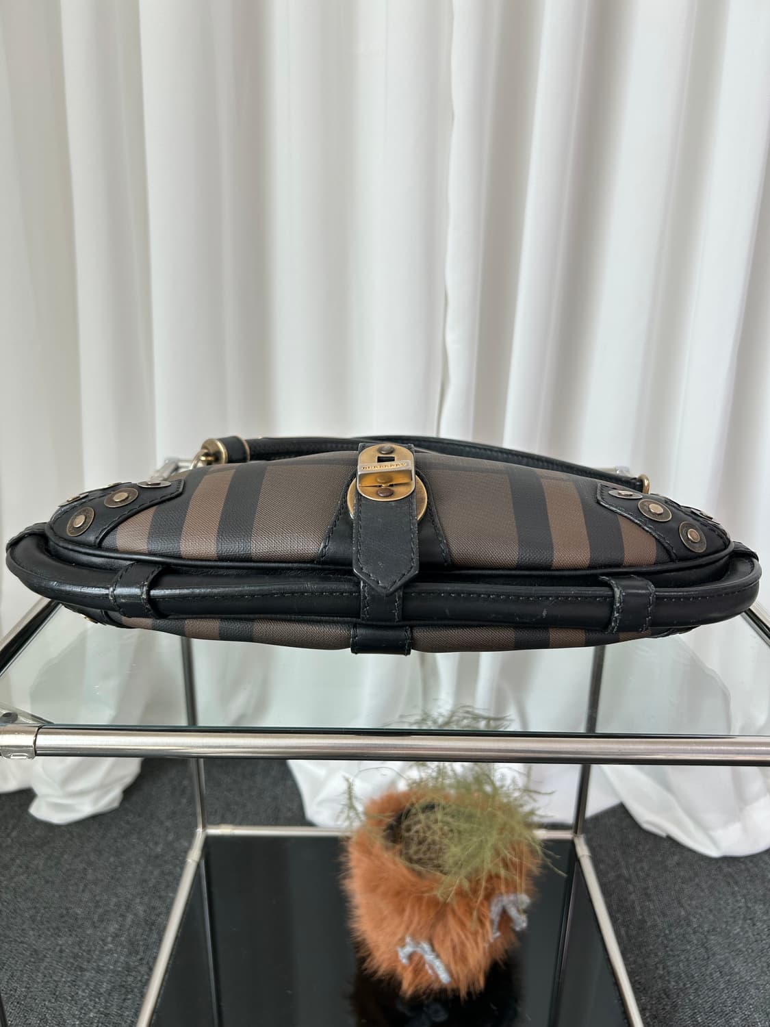 버버리 프로섬 스모크 체크 스터드 숄더백 상품이미지7