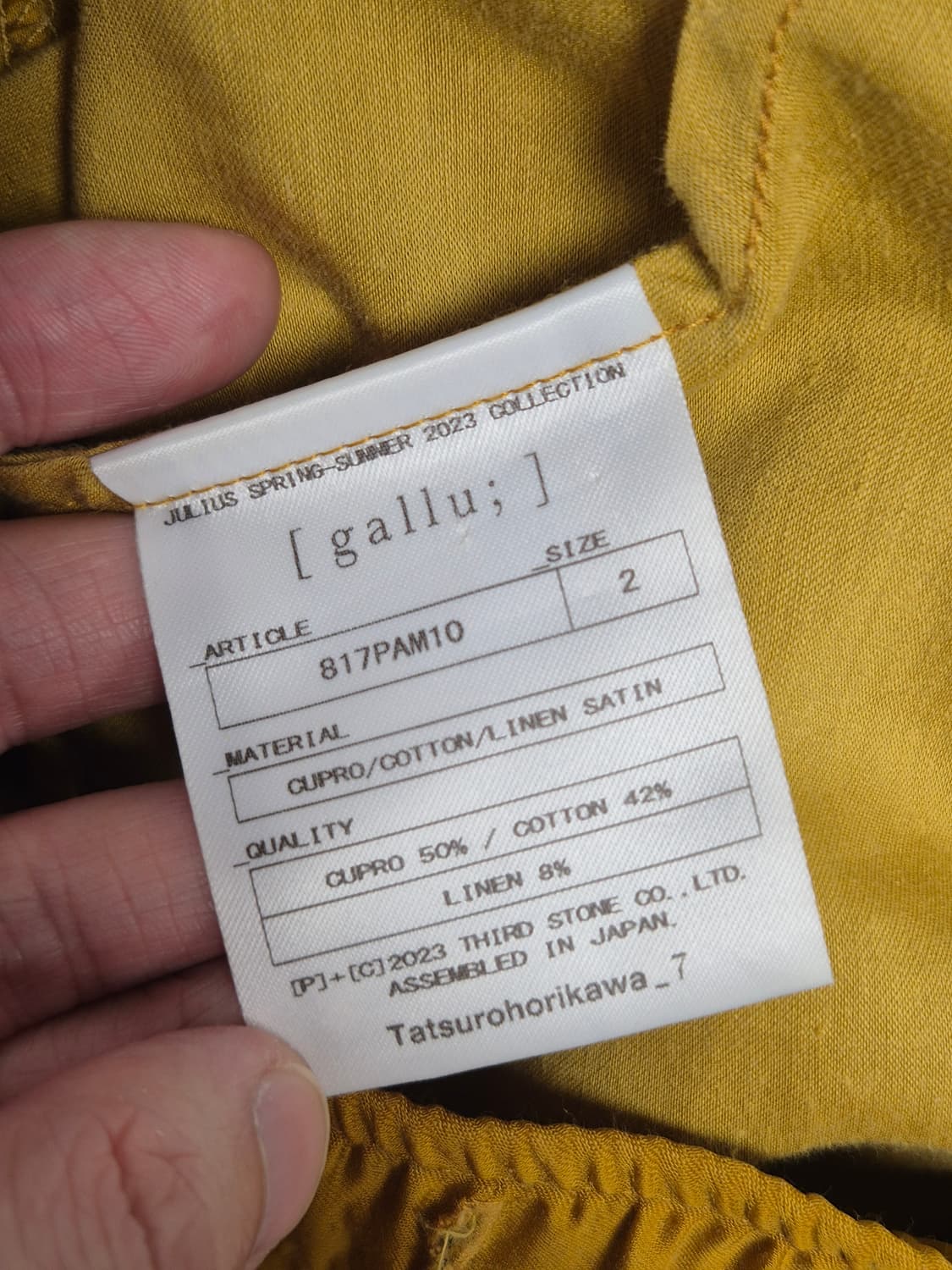 (2)율리우스 JULIUS 23SS 새틴 플레어 팬츠 옐로우 상품이미지8