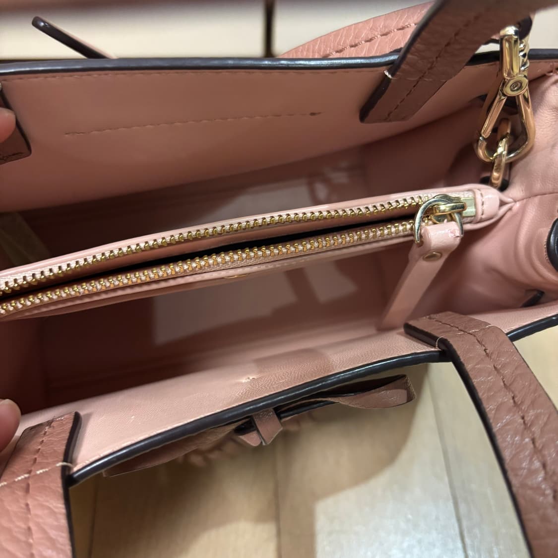 원가 30만원대‼️ 케이트 스페이드 핑크 리본 미니 크로스백 상품이미지2