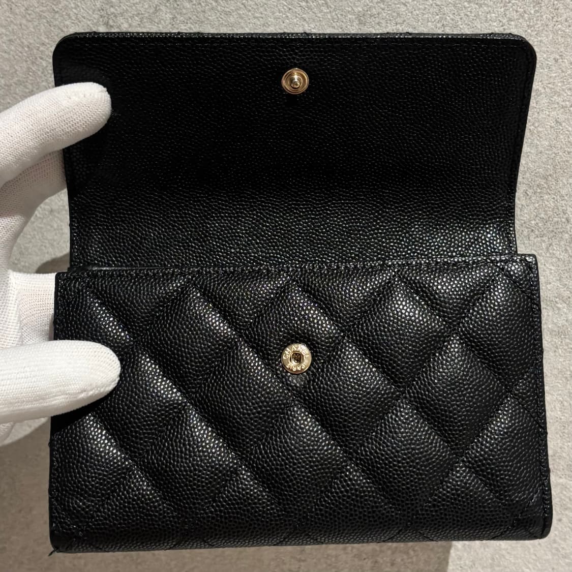 A+ OS사이즈 샤넬 CC로고 캐비어 플랩 반지갑 블랙 (내장칩) 상품이미지7