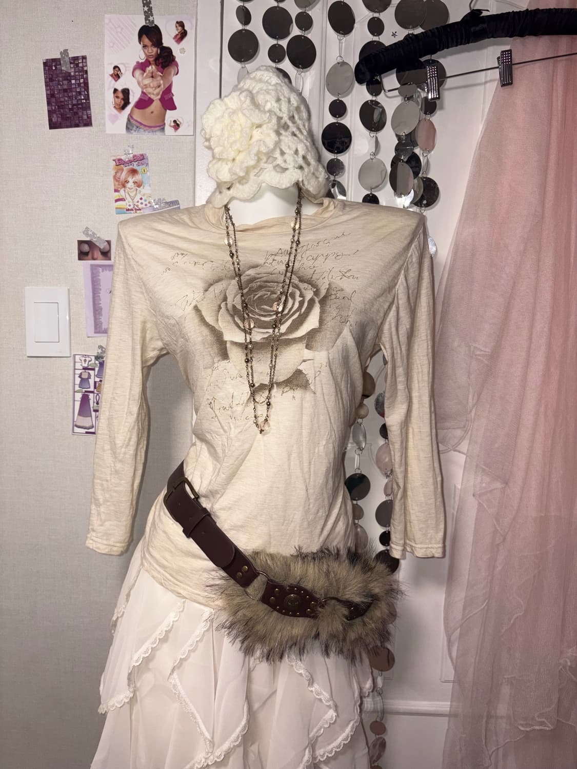 beige rose lettering top 상품이미지1