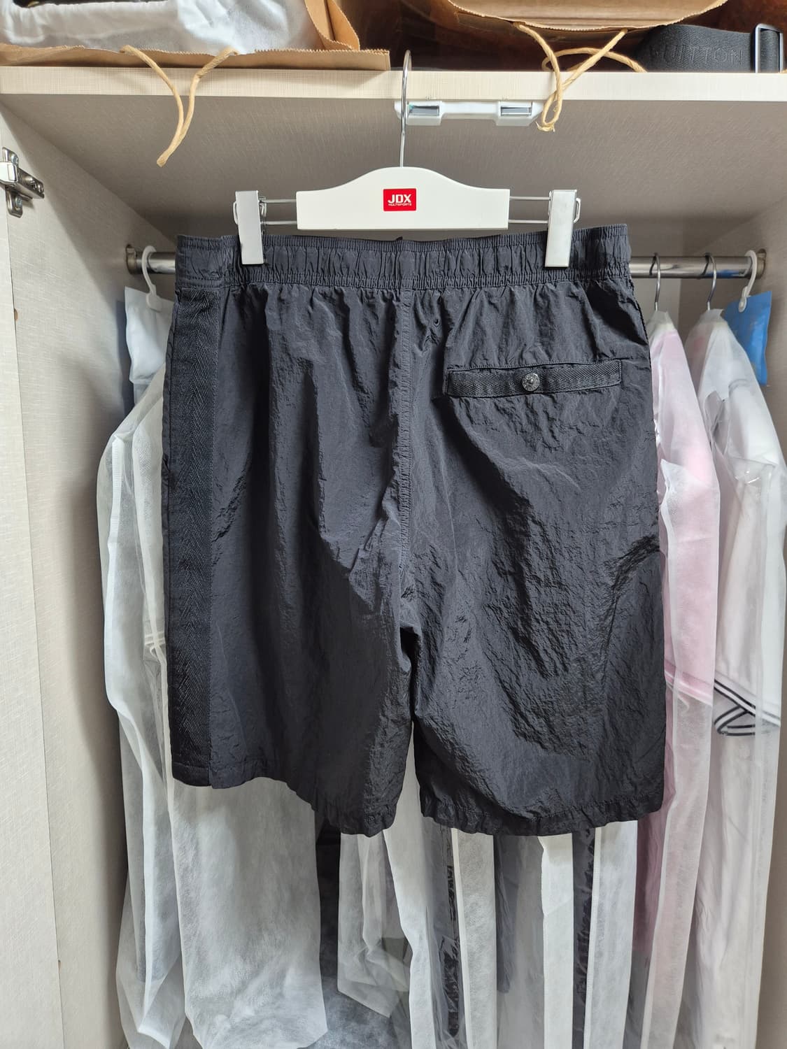 새상품 미시착 24년식 M-30-32 스톤아일랜드 메탈나일론 반바지 상품이미지2