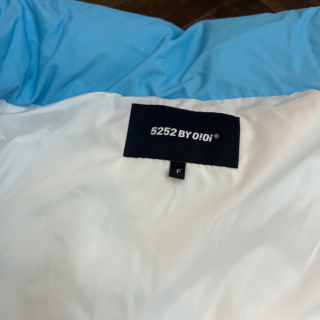 OIOI 오아이오아이 설산패딩 화이트 프린팅 숏패딩 상품이미지8