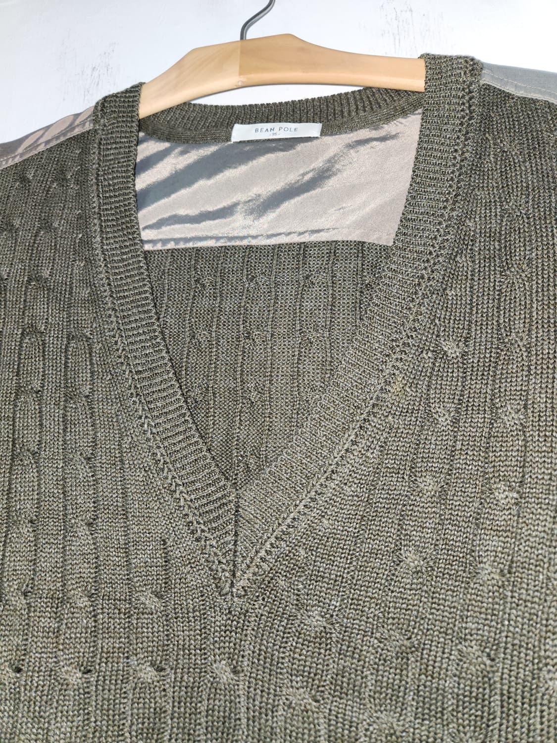 빈폴 꽈배기 브이넥 니트 카키색. 95 상품이미지3