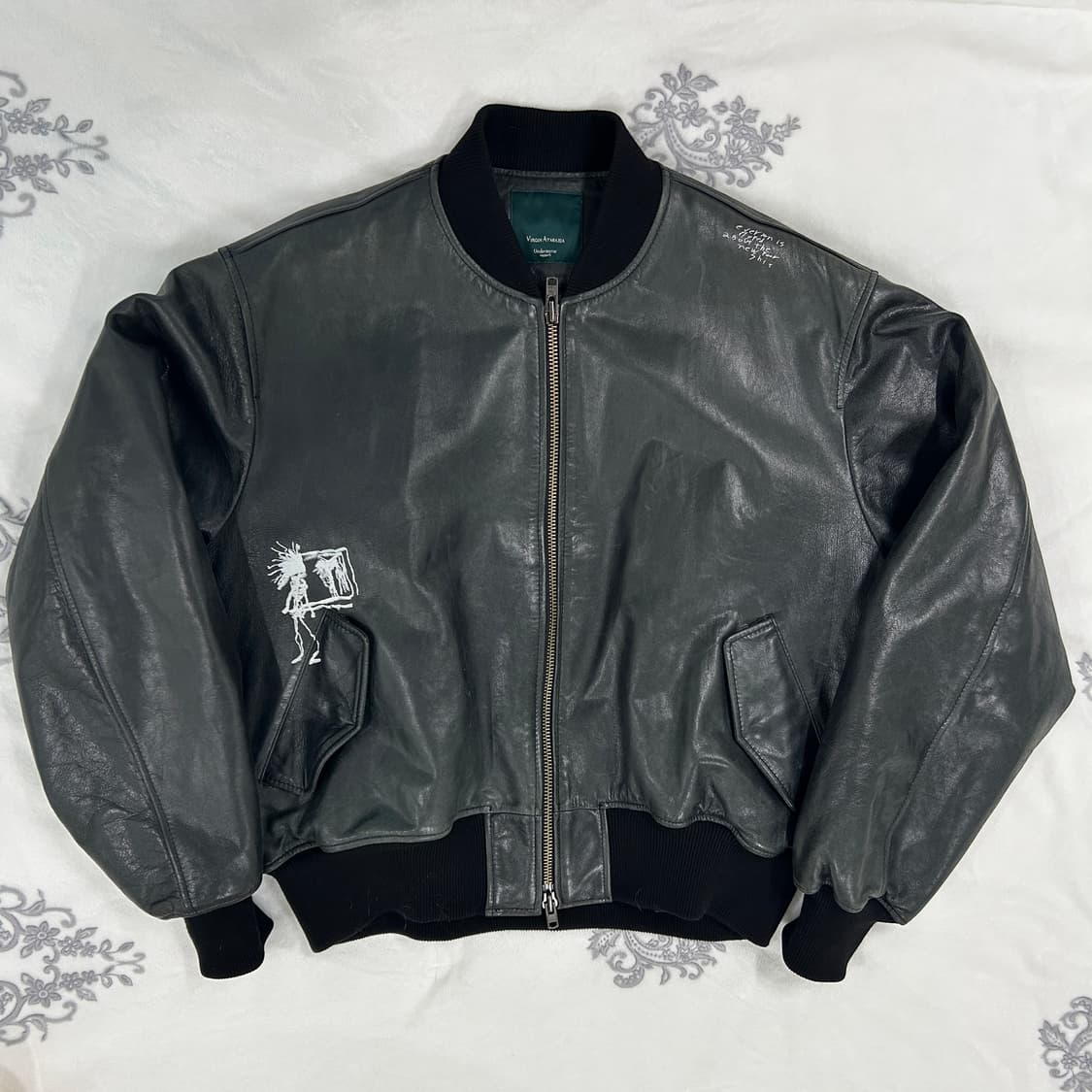 언더마이카 언노운 아트웍 레더 봄버 상품이미지3