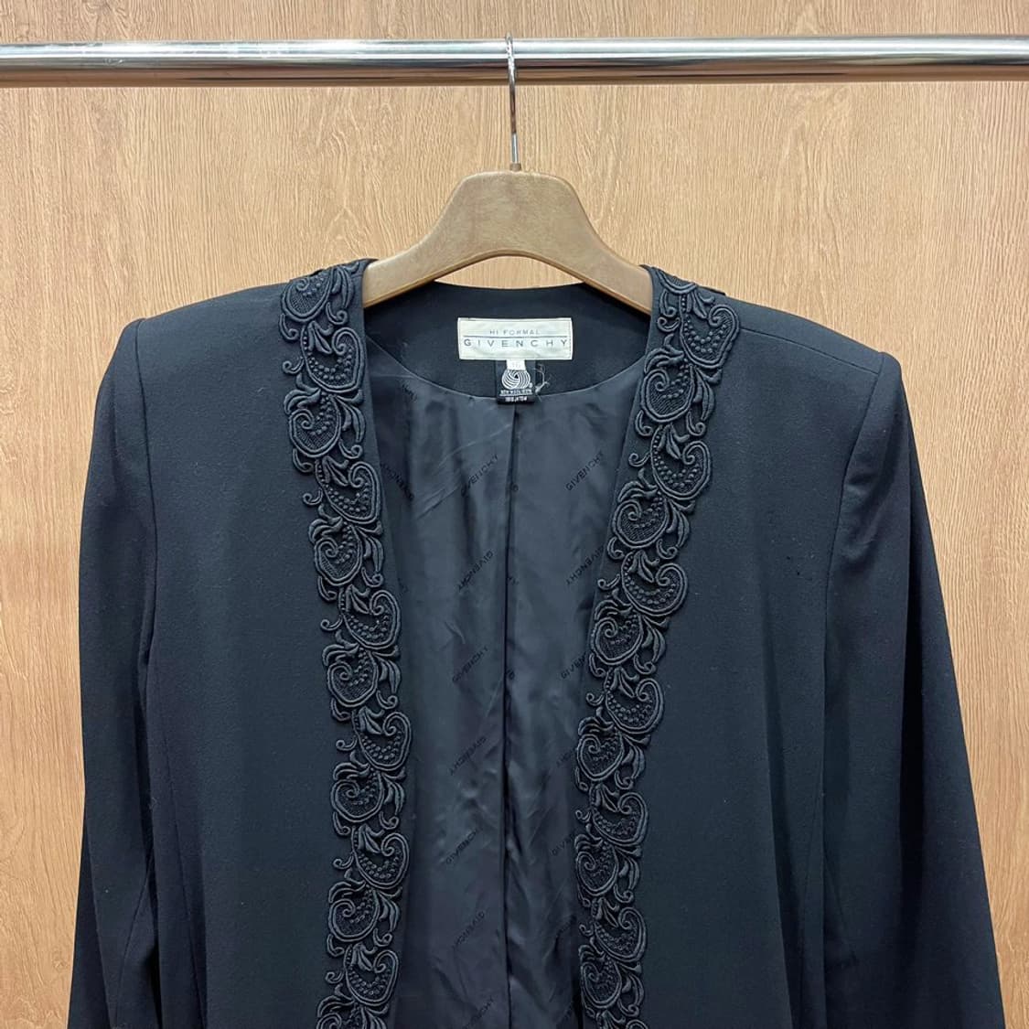 지방시 오픈 프론트 노카라 자켓 입체 자수 트리밍 숄더 패드 디테일 블랙 상품이미지3