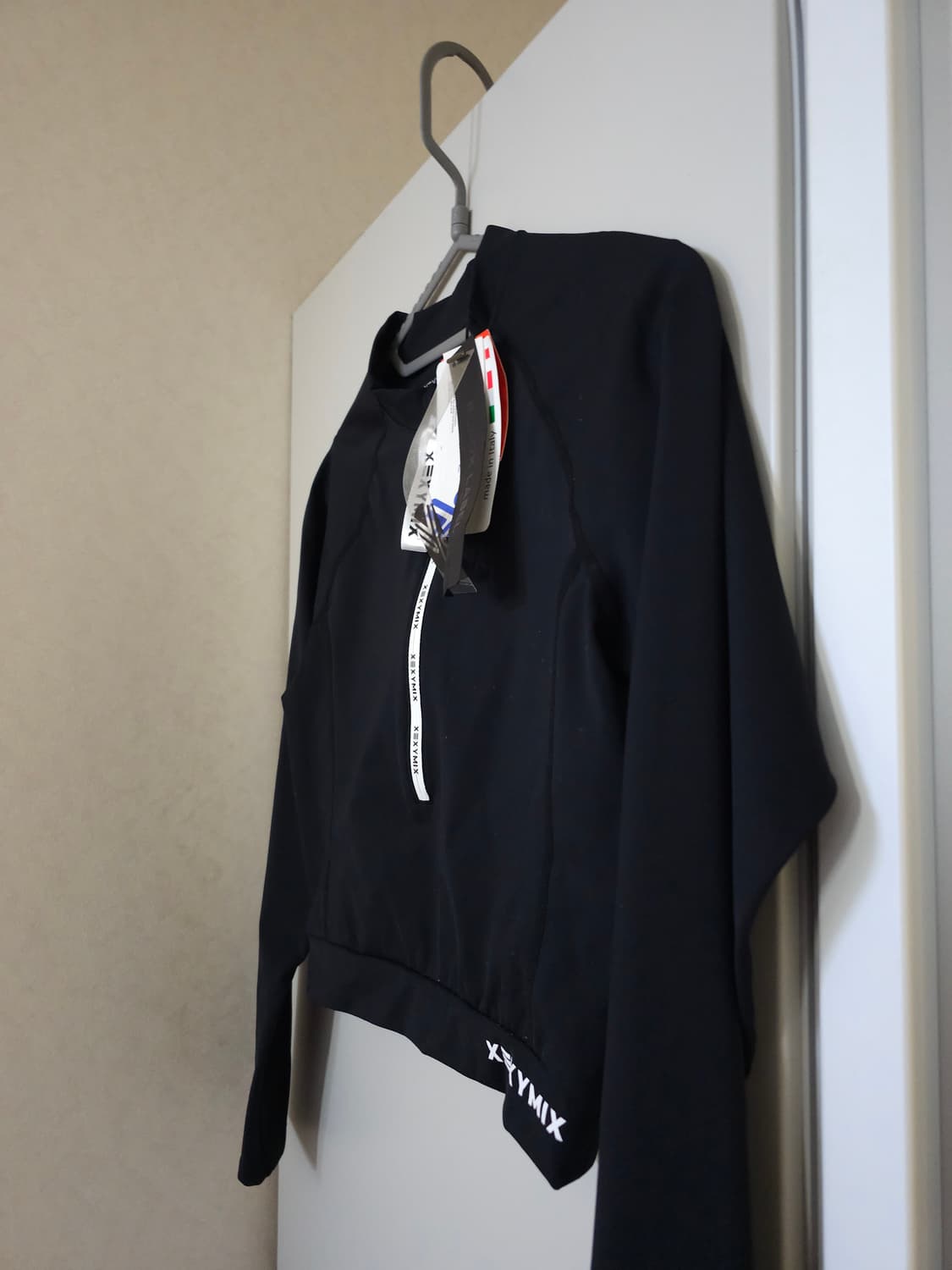 새상품)젝시믹스 블랙 크롭 래쉬가드 XL 상품이미지3