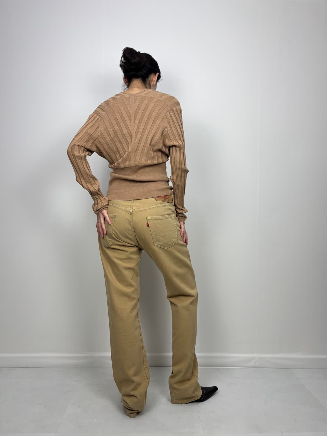 DEEP V-NECK CAMEL KNIT 상품이미지3