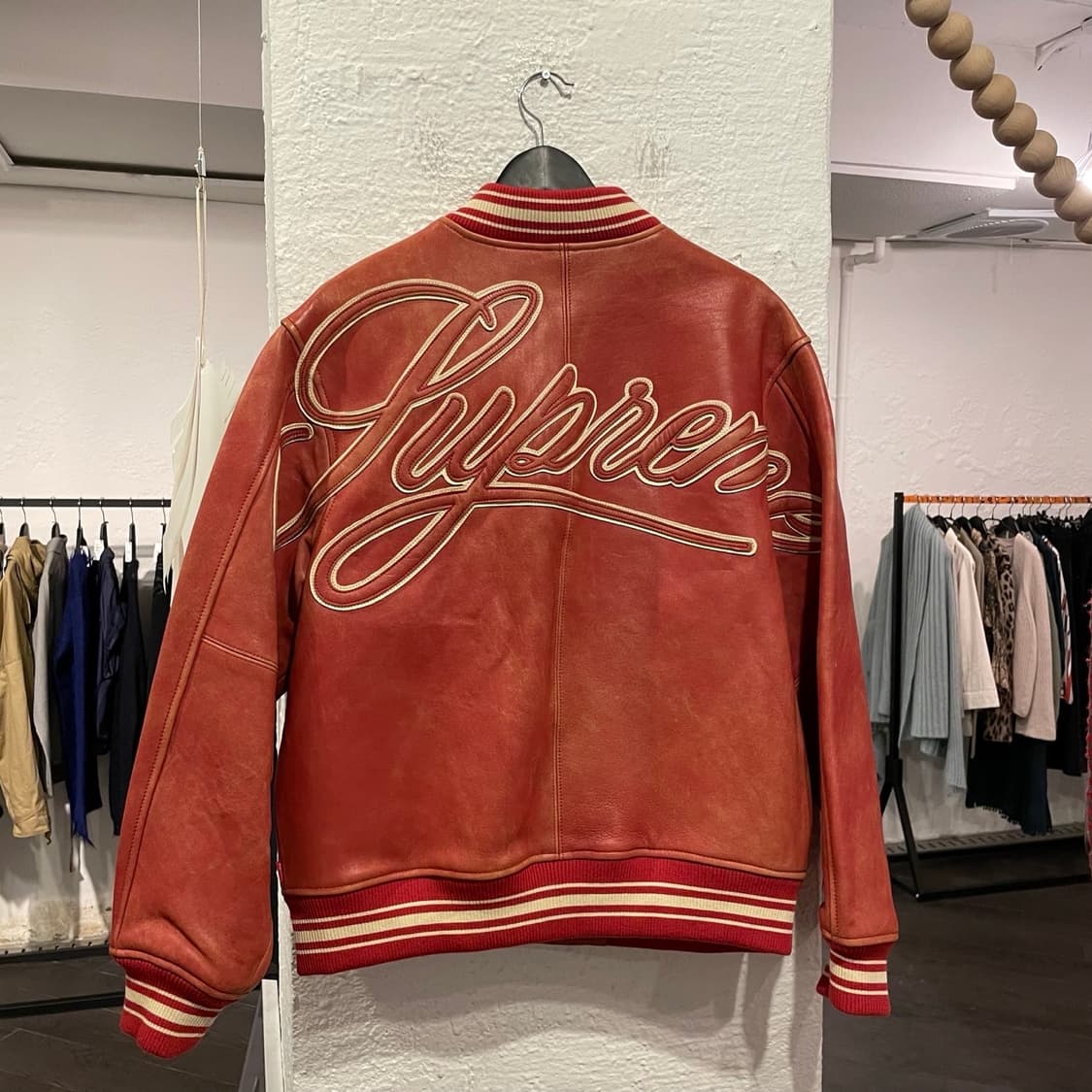 슈프림 원 레더 바시티 자켓 상품이미지1