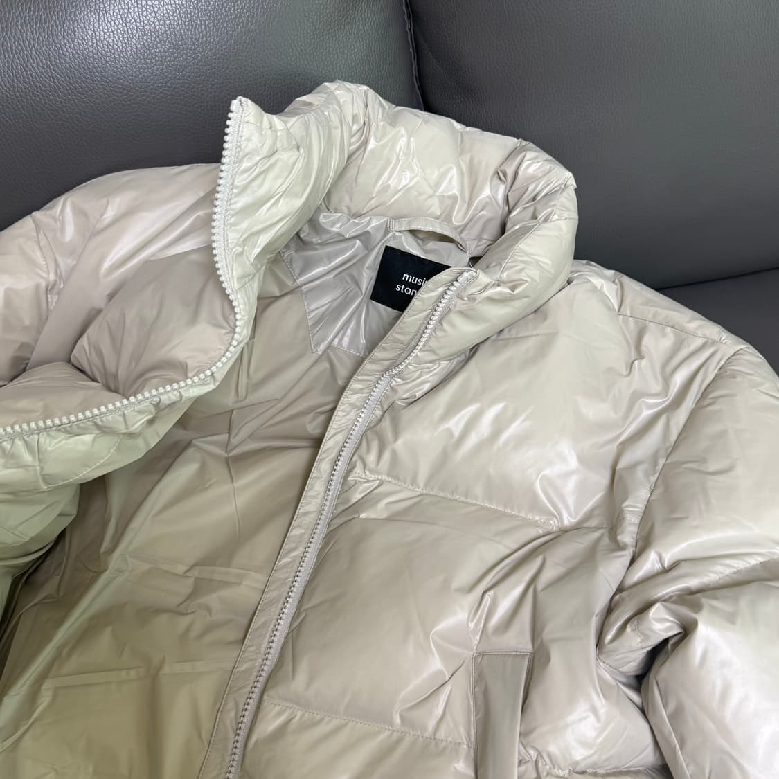 무신사스탠다드우먼 덕다운 글로시 숏패딩 푸퍼 베이지 s 상품이미지2