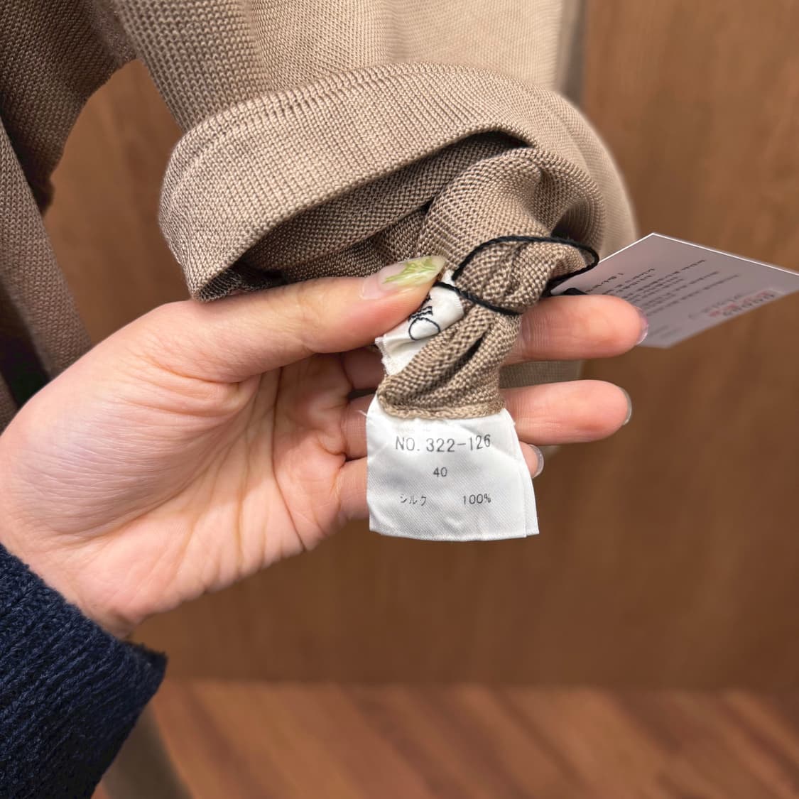 스피치오 라운드넥 실크 니트 비즈 장식 라인 디테일 레귤러핏 베이지 상품이미지8