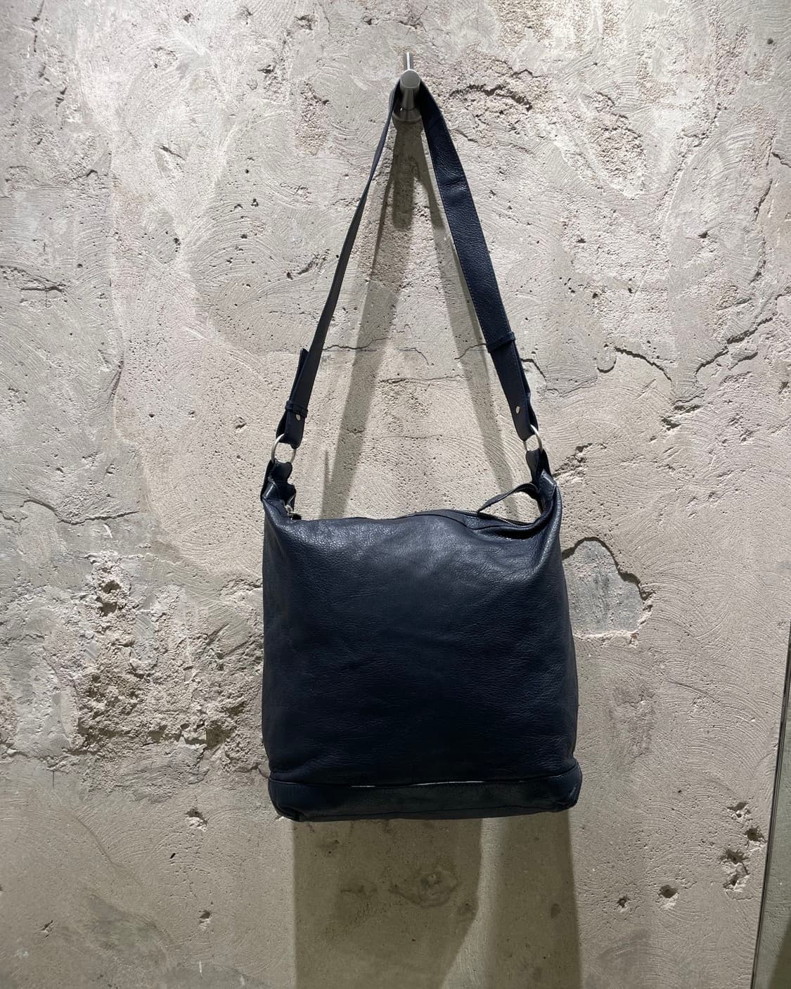 발렌시아가 네이비 클래식 데이 모터 메신저백  상품이미지6