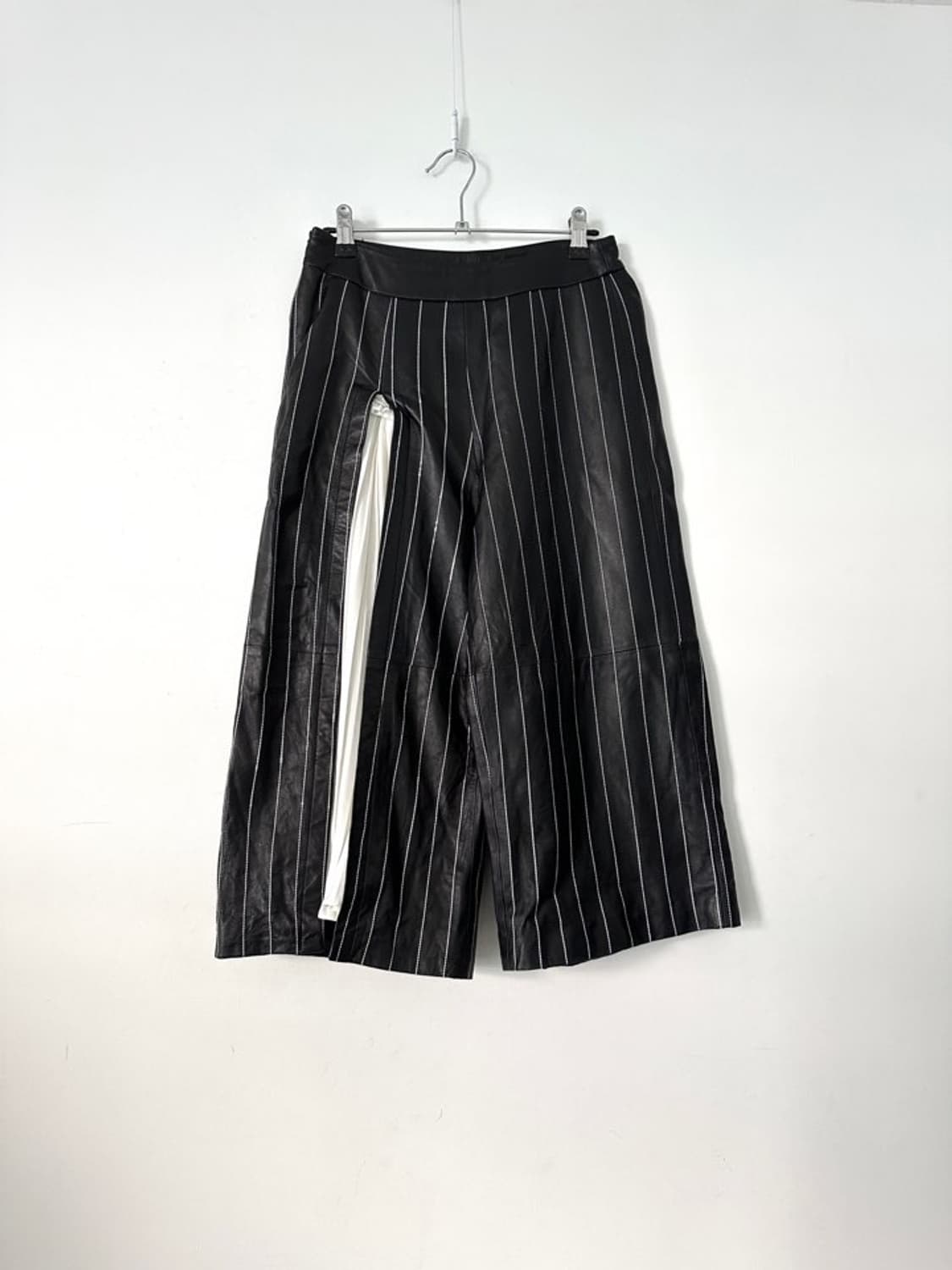 Stripe pleats mix leather capri pants 상품이미지1