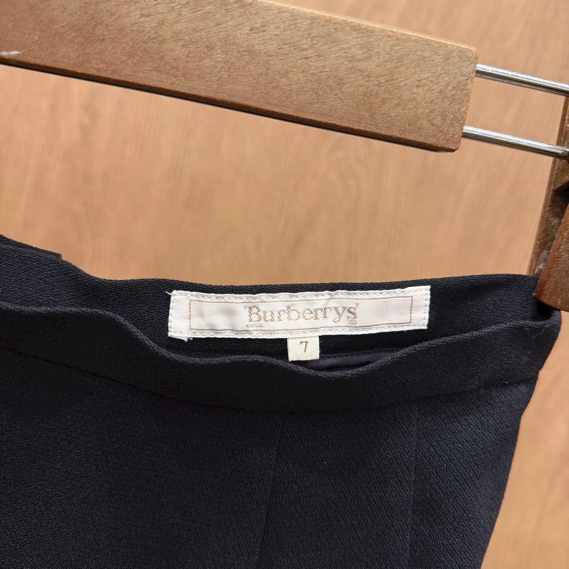 버버리 롱 스커트 심플 무지 투 턱 후면 밑단 절개 디테일 블랙 상품이미지6