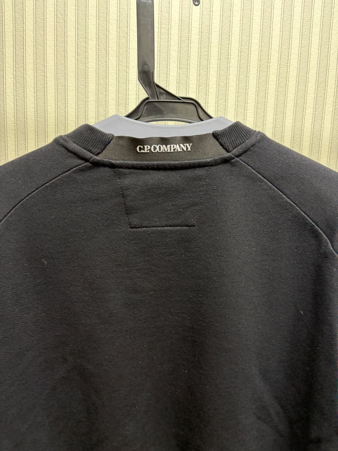 C.P.  컴퍼니 렌즈 와펜 맨투맨 블랙 상품이미지3