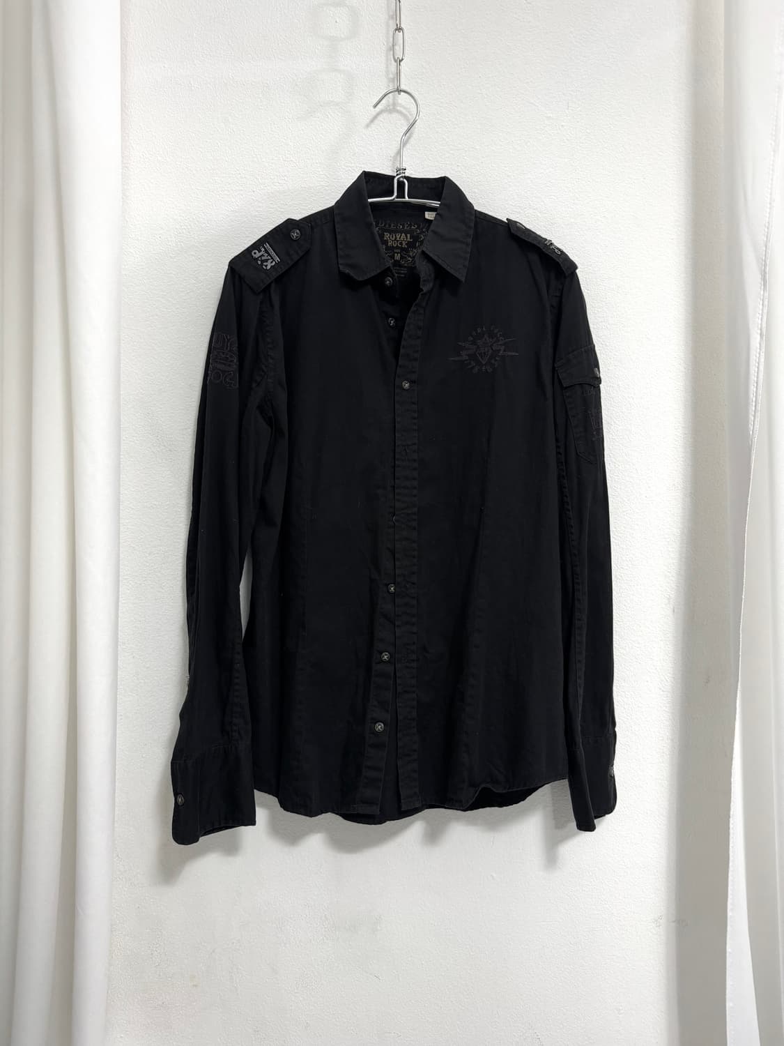 Epaulet Back Lettering Shirt 상품이미지1