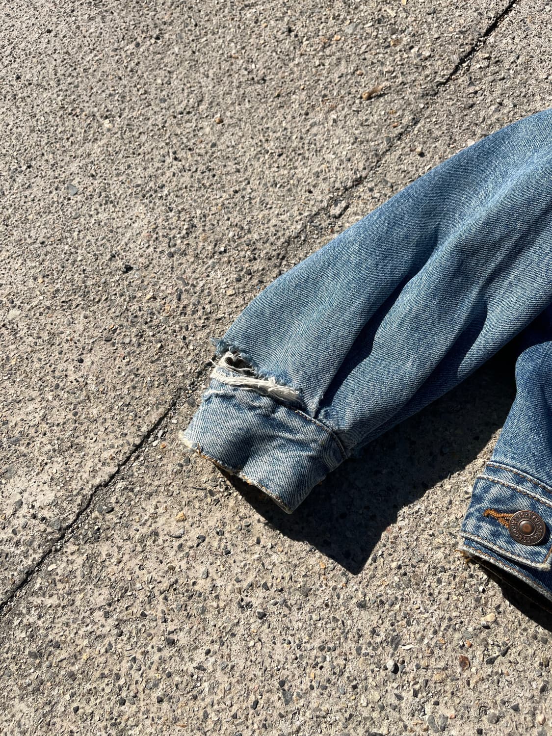00s Levi's distressed denim jacket 상품이미지5