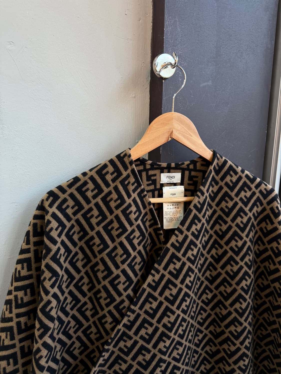 펜디 23FW FF 모노그램 캐시미어 숄 케이프 상품이미지4