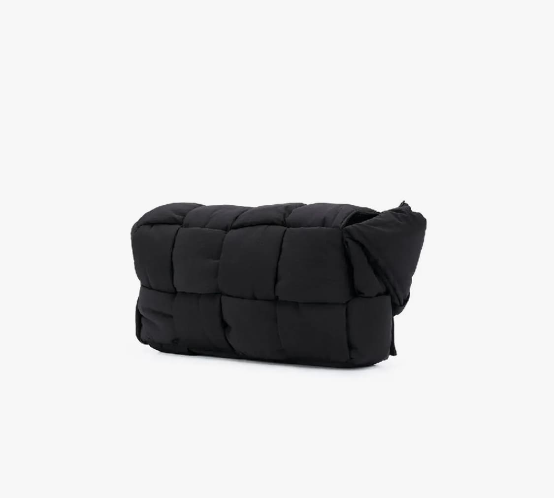 [OS] 보테가베네타 패딩 카세트백 상품이미지1