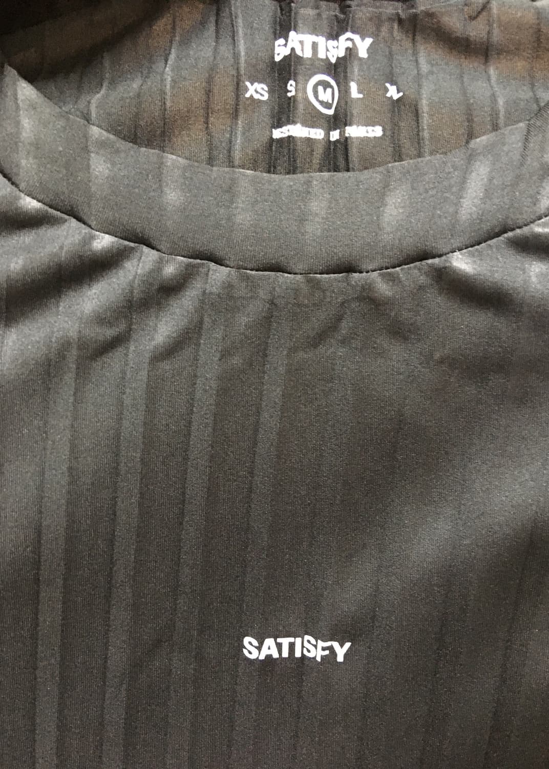Satisfy 새티스파이 플리츠 블랙 긴팔티 판매합니다 상품이미지4