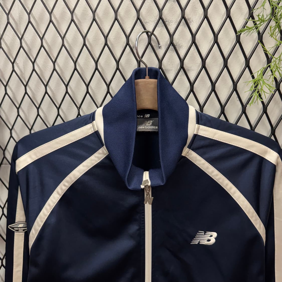 뉴발란스 클래식 트랙 자켓 전면 로고 포인트 네이비 화이트 상품이미지3