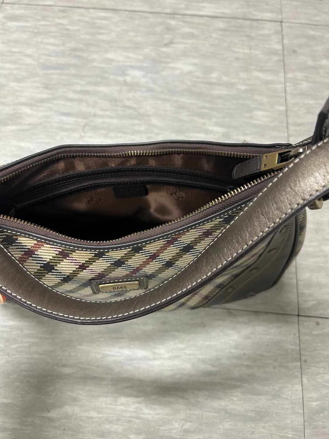 닥스 체크무늬 숄더백 상품이미지5