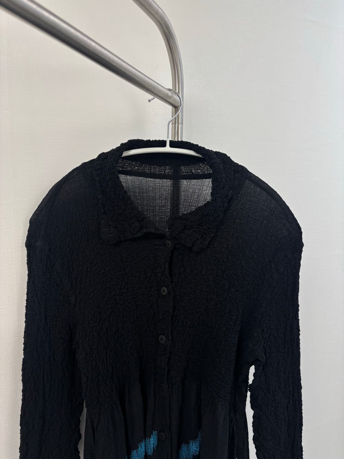 쫀득 크링클 밑단 에메랄드 자수 버튼업 가디건 상품이미지2