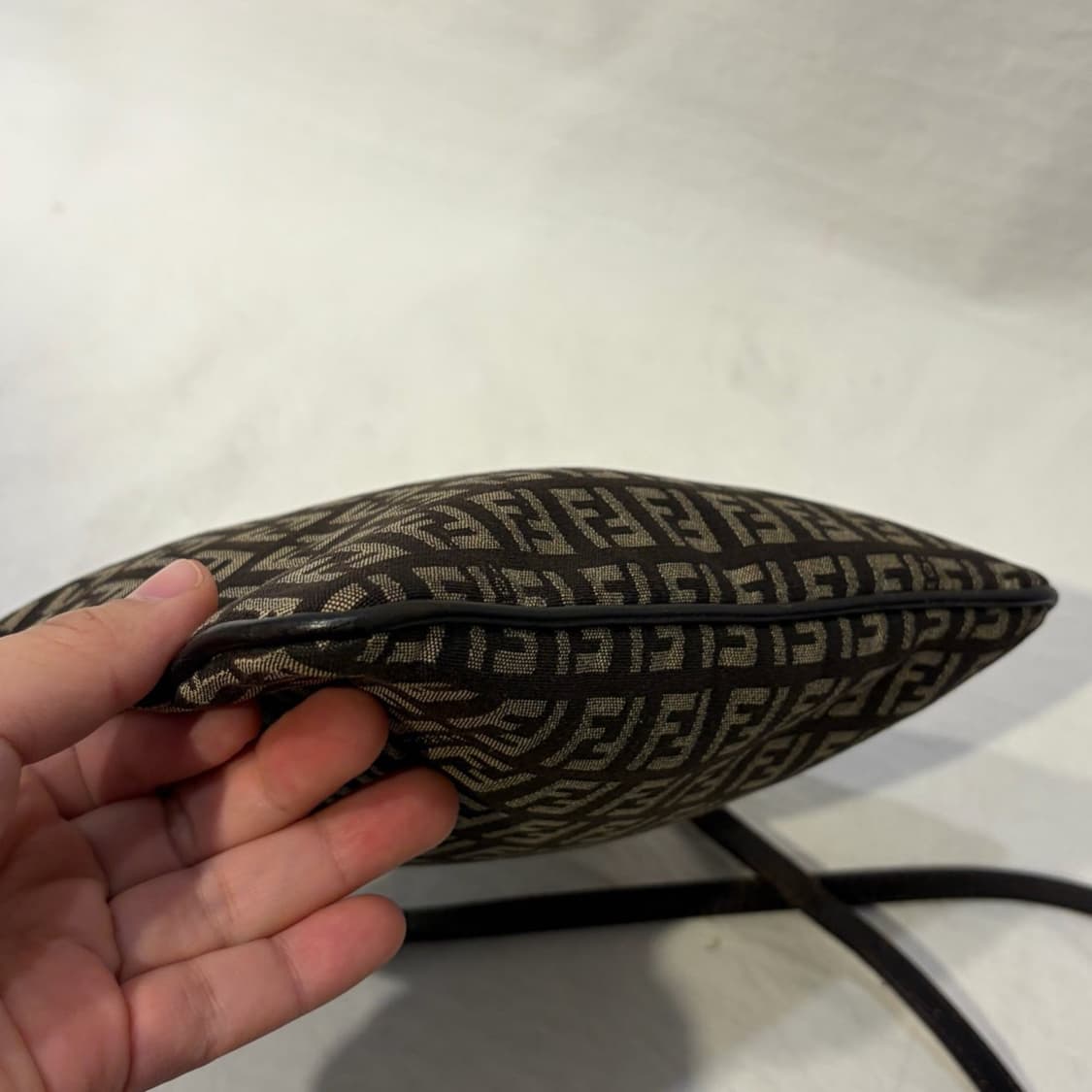 펜디 FF 로고 미니 크로스백 주카 가방 상품이미지3