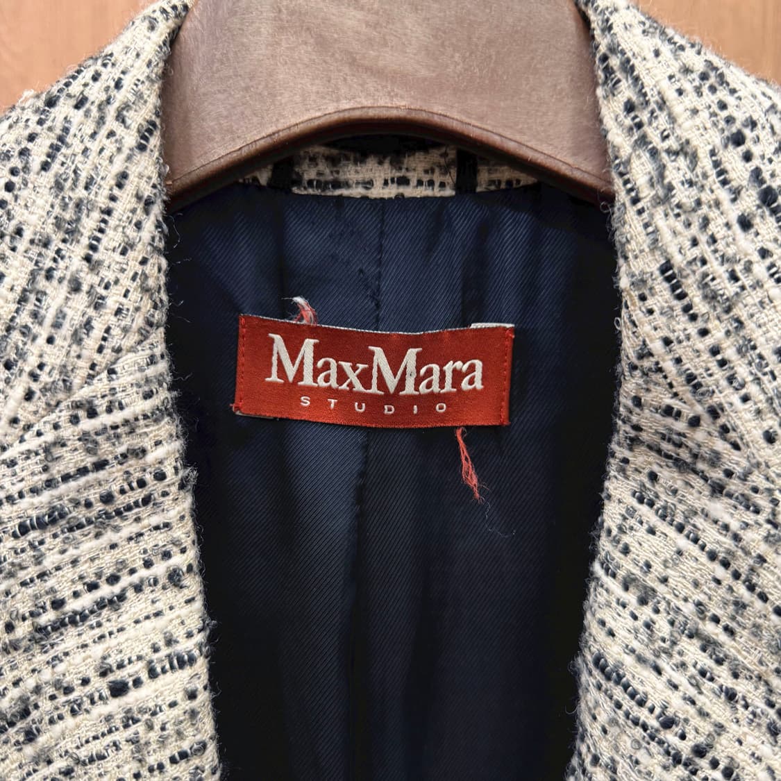 막스마라 트위드 자켓 블랙 파이핑 라인 싱글 버튼 디테일 슬림핏 아이보리 상품이미지6