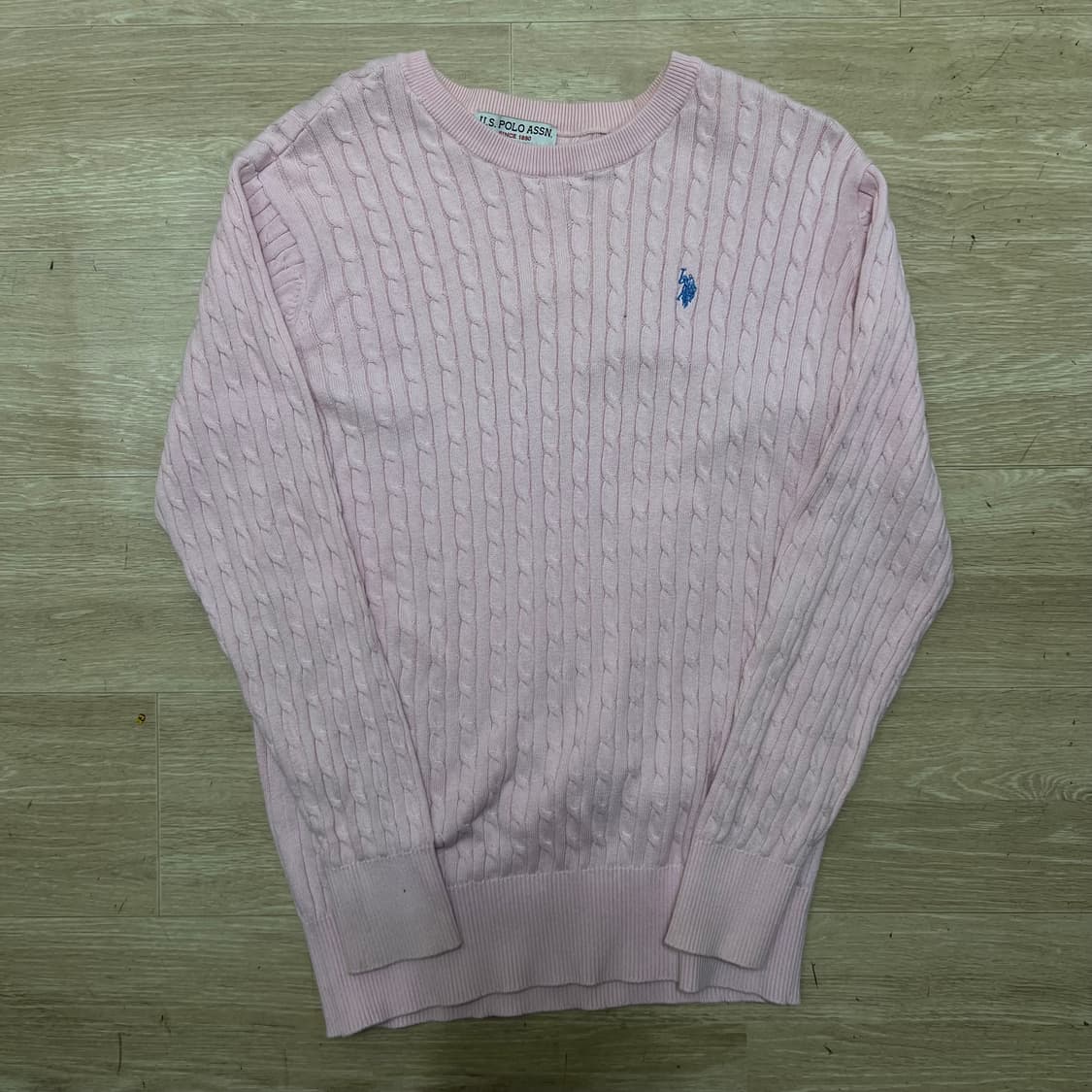 유에스 폴로 어신 여성 자수 로고 꽈배기 케이블니트 [핑크] M/95 상품이미지1