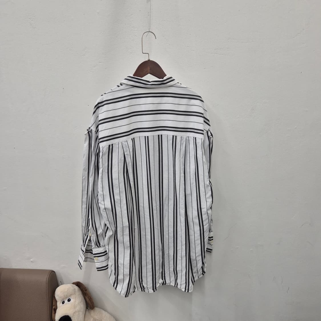 한섬 시스템 스트라이프 루즈핏 셔츠 상품이미지4