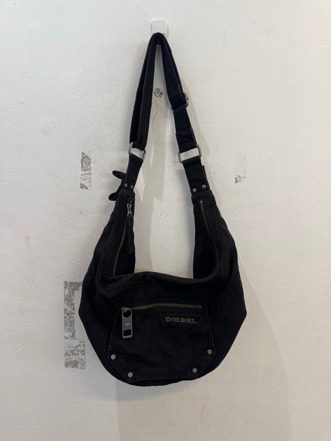 Diesel Archive Black Hobo Bag 상품이미지2
