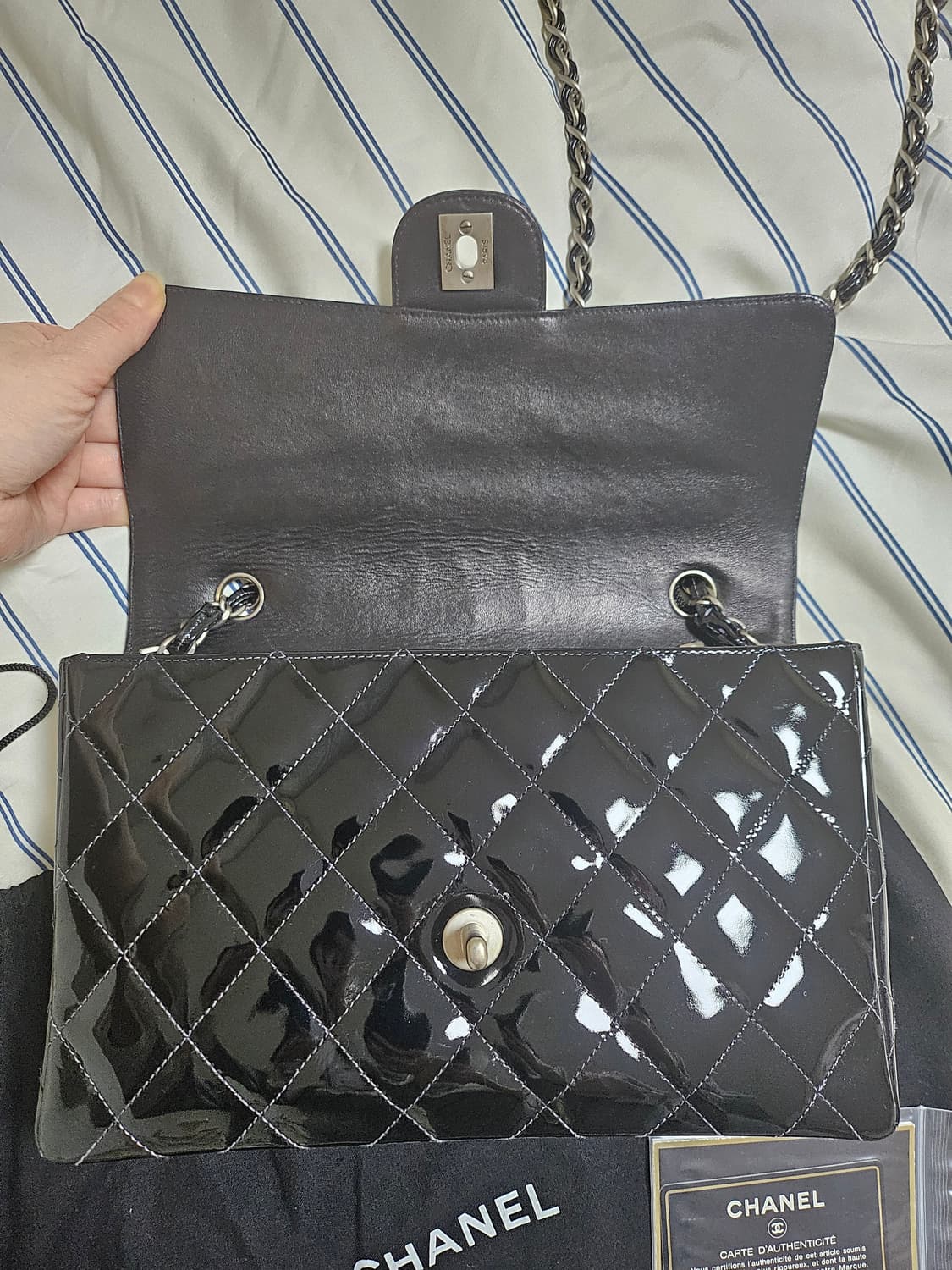 샤넬 6번대 페이던트 레더 클래식 미디엄 은장 상품이미지3