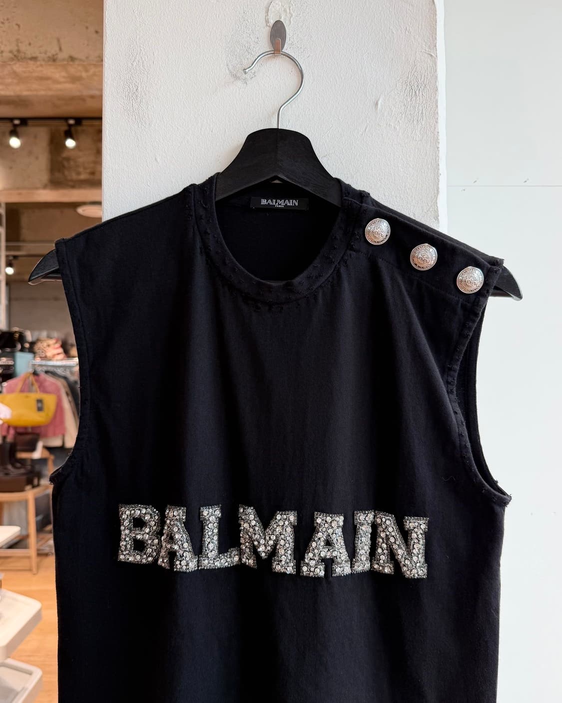 발망 블랙 로고 숄더 버튼 슬리브리스  상품이미지2