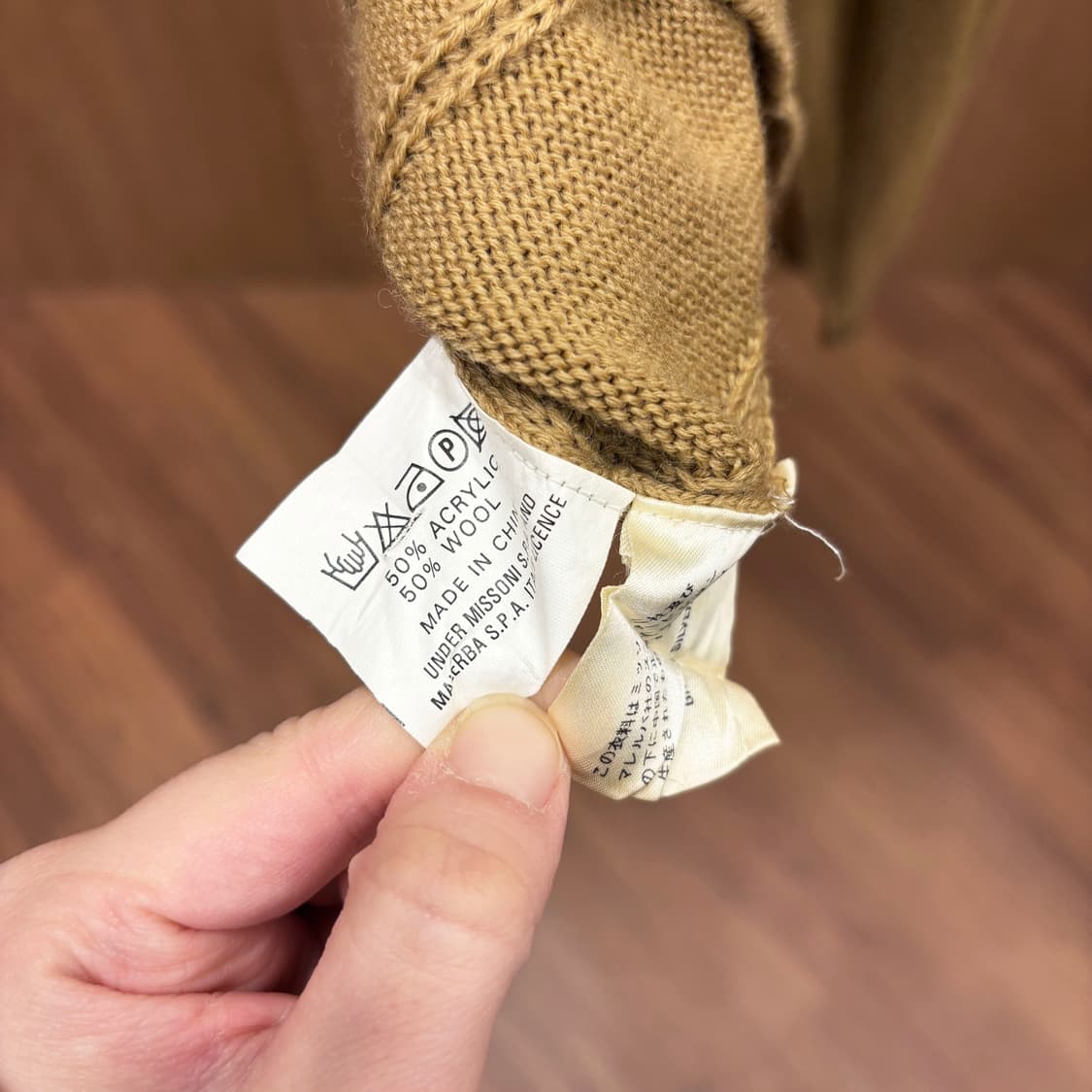 미쏘니 스포츠 브이넥 긴팔 니트 세로 립 패턴 로고 자수 디테일 베이지 상품이미지8