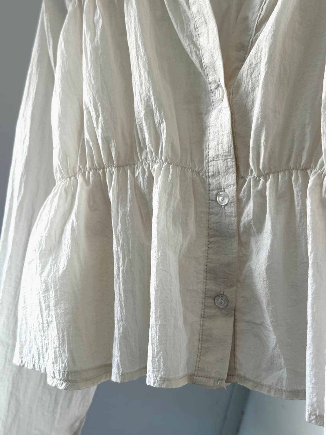 　 Sheer fabric design shirred blouse shi 상품이미지3