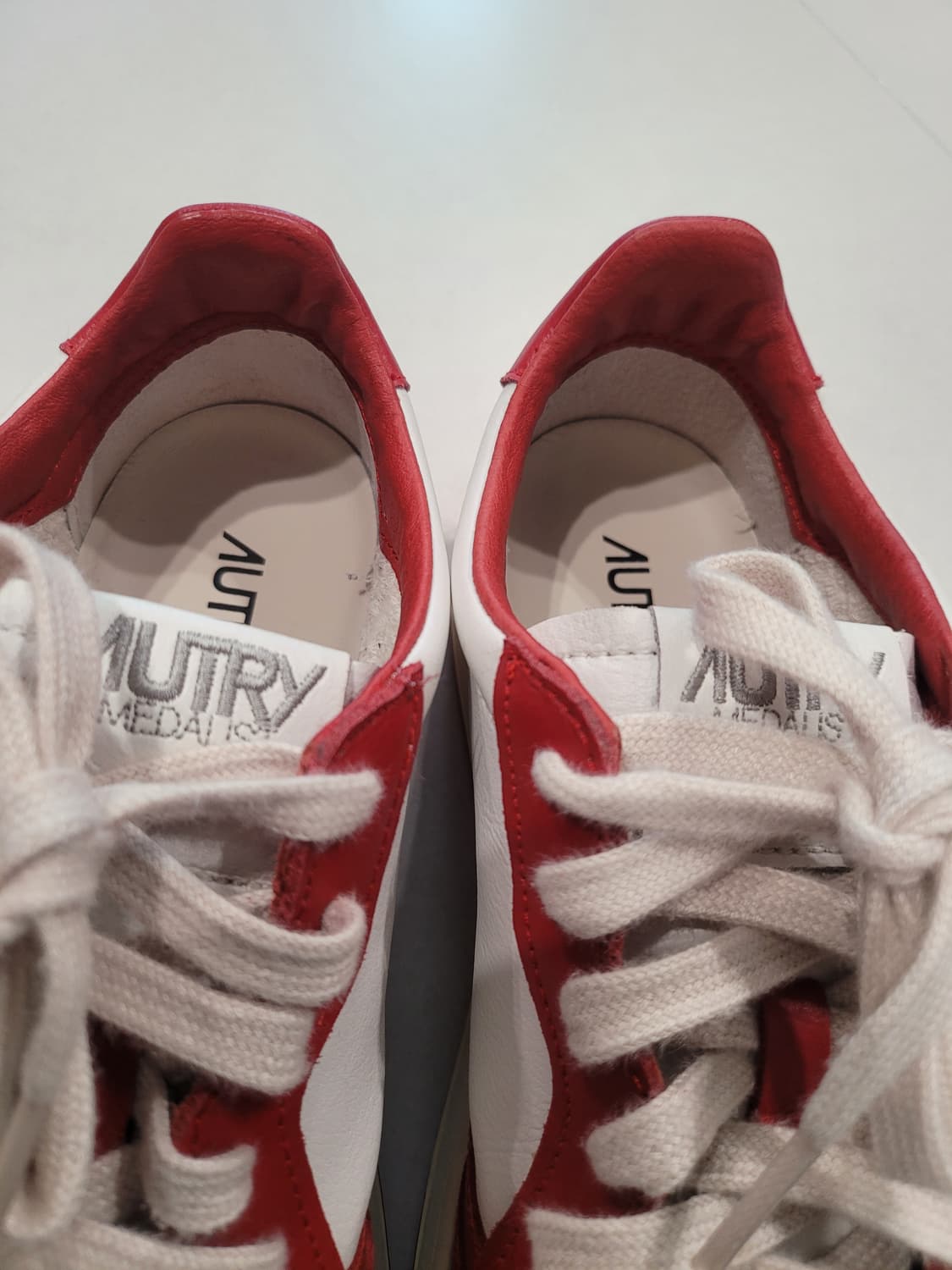 강렬한 존재감" 오트리 메달리스트 레드 범고래 (43사이즈)
 상품이미지5